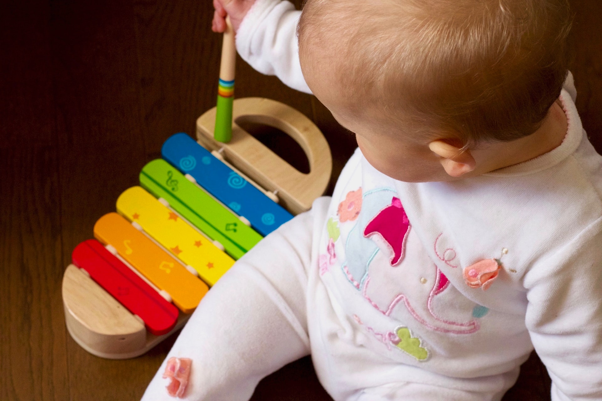 木琴で遊ぶ赤ちゃん